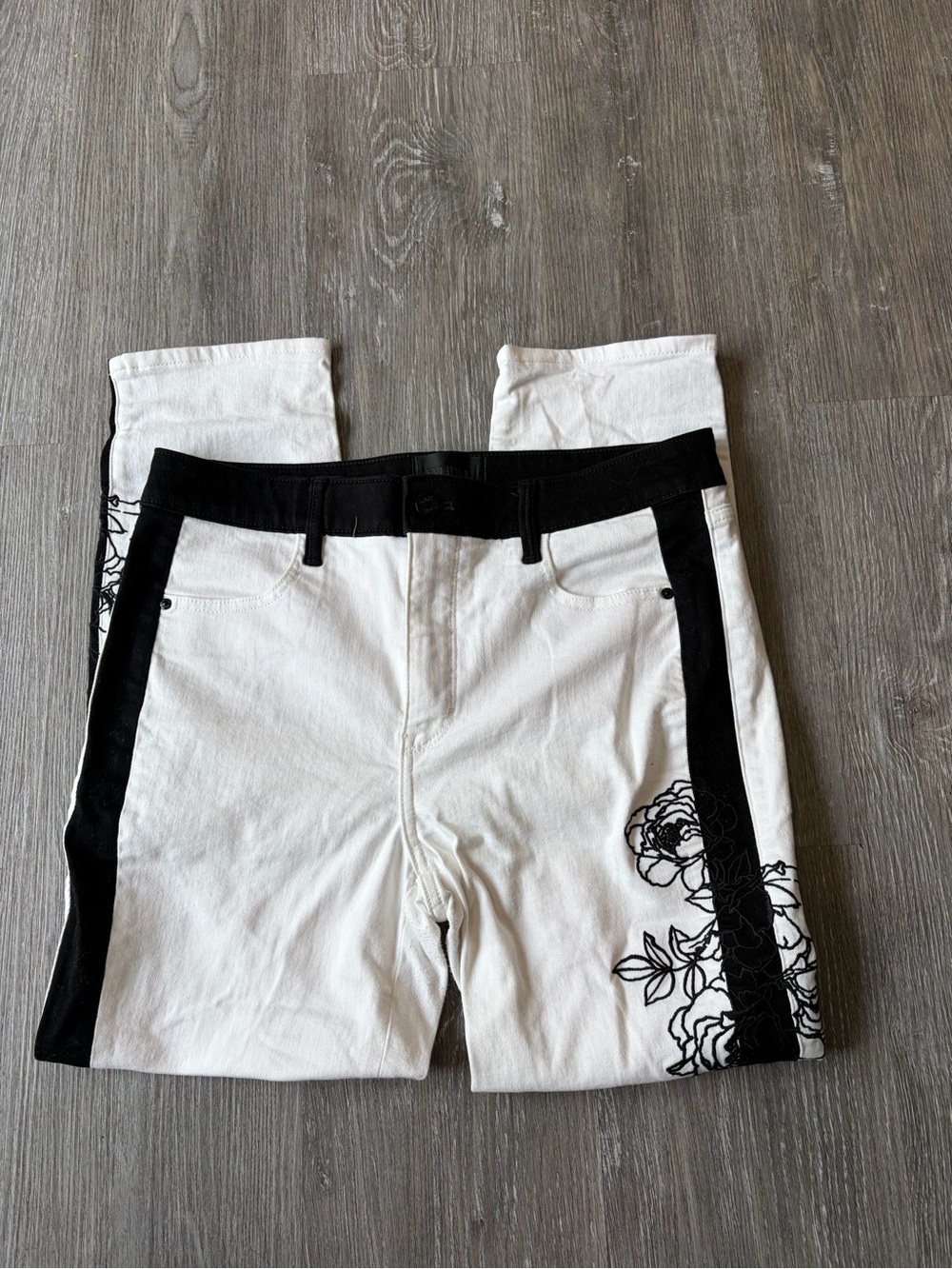 White House Black Market Cropped Pants size 8